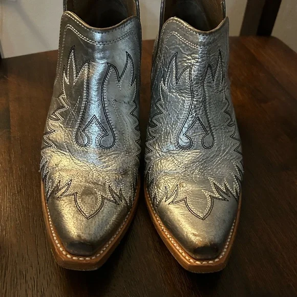 Ariat metallic silver western booties in excellent condition. - Picture 4 of 9